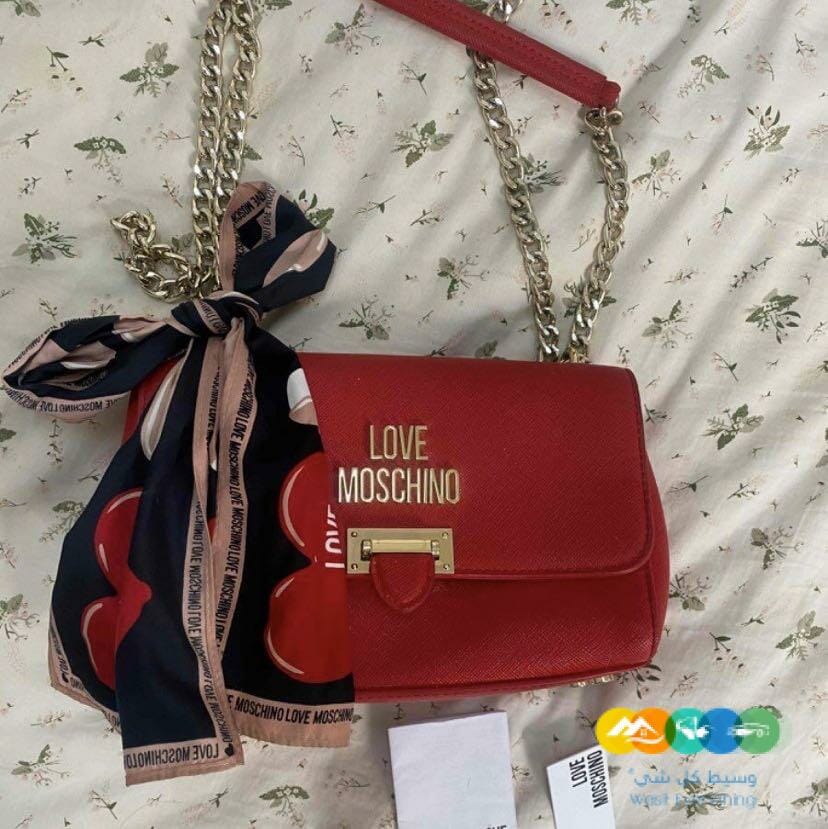 شنطة لوف موسكينو حمراء