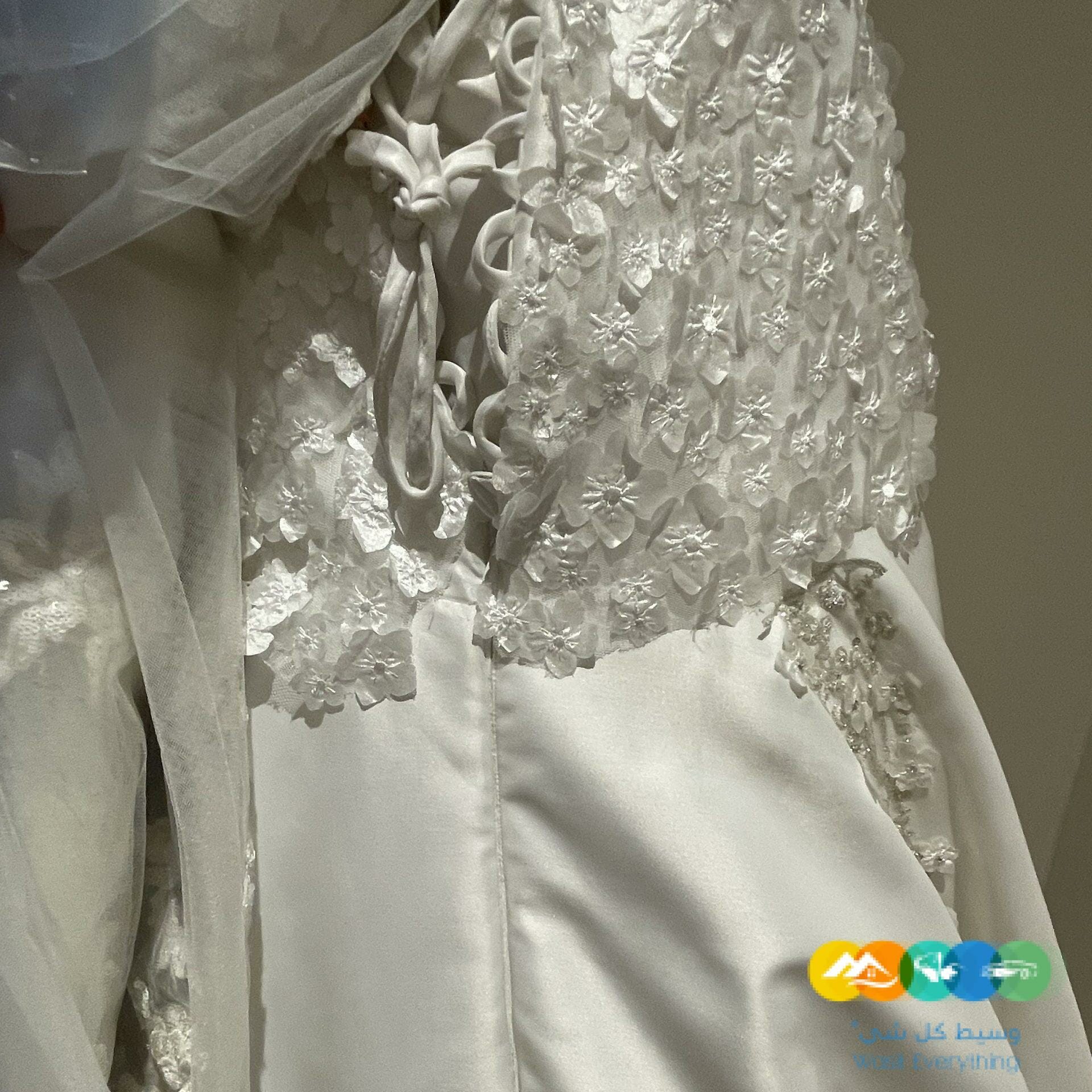 فستان زفاف جميل وانيق جداً