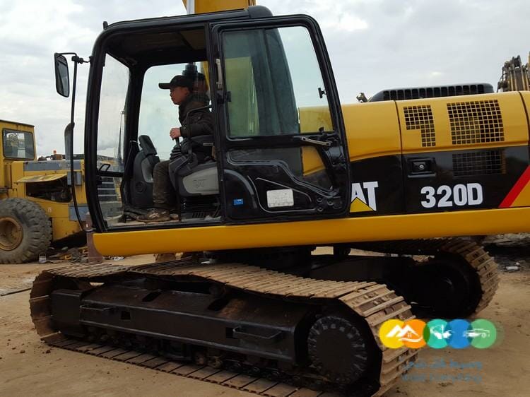 حفار كاتربلر 320D للبيع