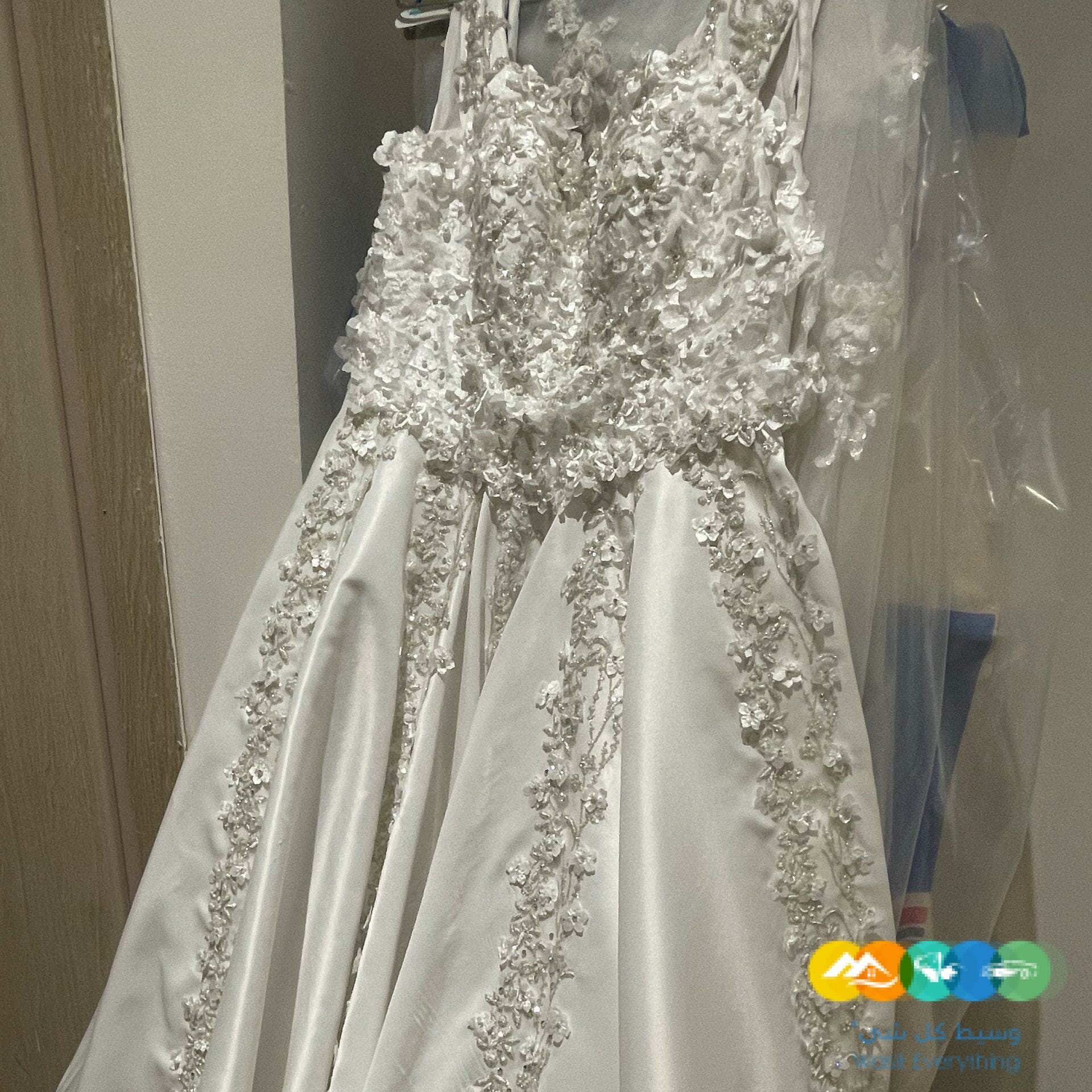 فستان زفاف جميل وانيق جداً