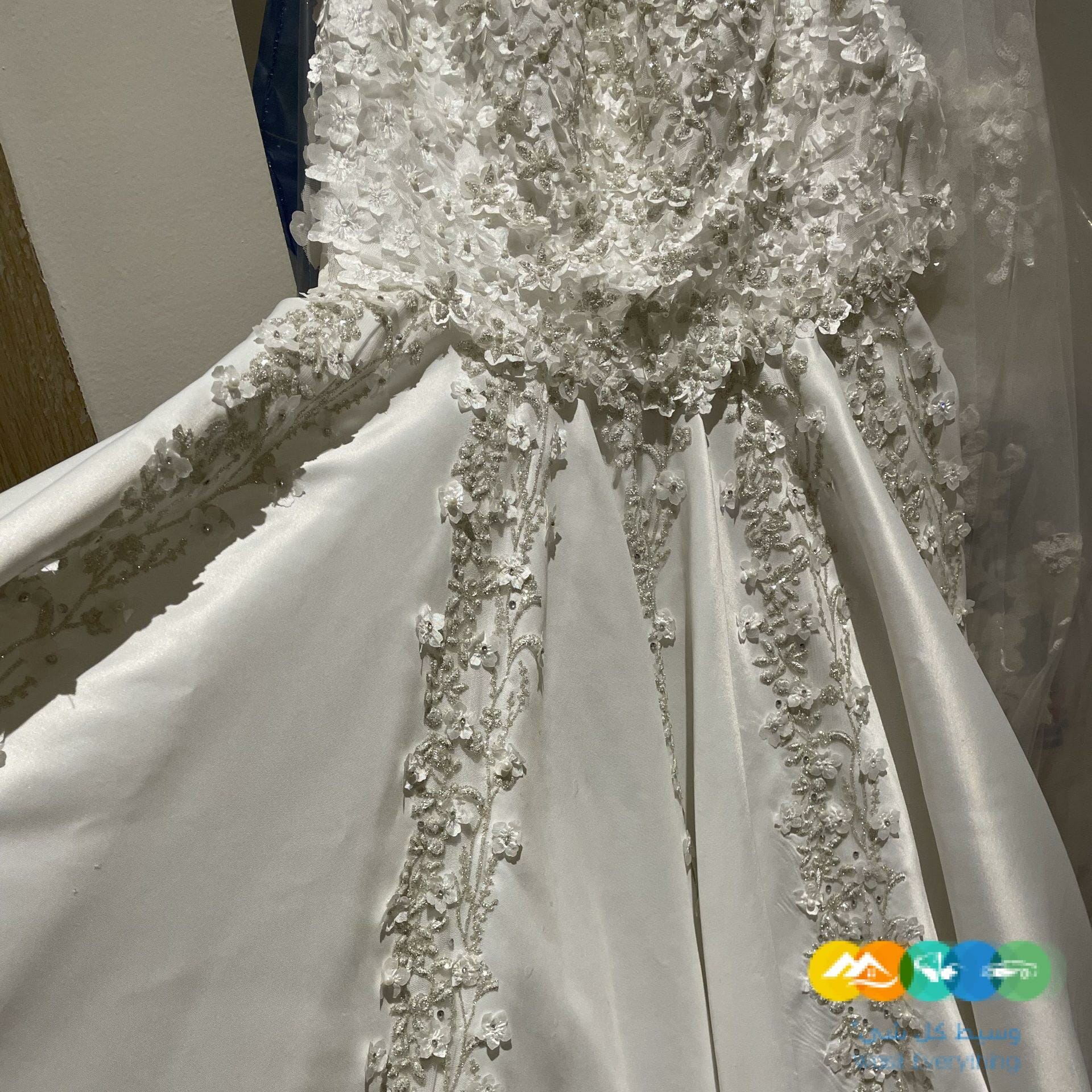 فستان زفاف جميل وانيق جداً