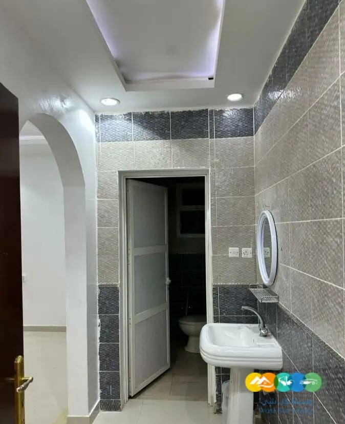 للايجار دور ارضي م400 طويق