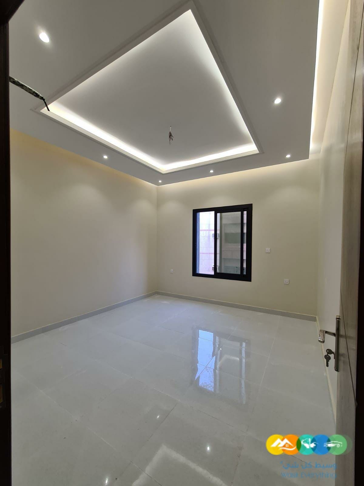 شقة 5 غرف كبيرة أمامية بمدخلين