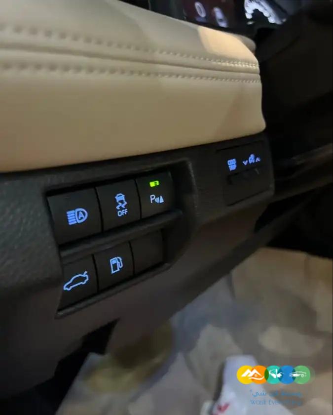 تويوتا افالون ليمتد ابيض لؤلؤي