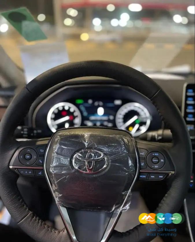 تويوتا افالون ليمتد ابيض لؤلؤي