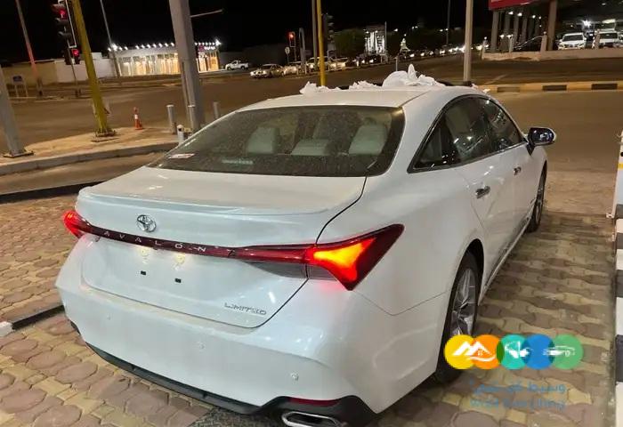 تويوتا افالون ليمتد ابيض لؤلؤي