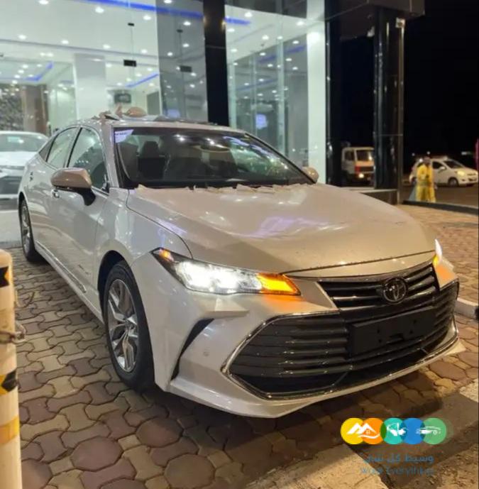 تويوتا افالون ليمتد ابيض لؤلؤي