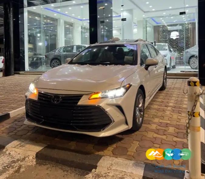 تويوتا افالون ليمتد ابيض لؤلؤي