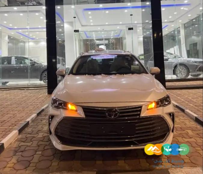 تويوتا افالون ليمتد ابيض لؤلؤي