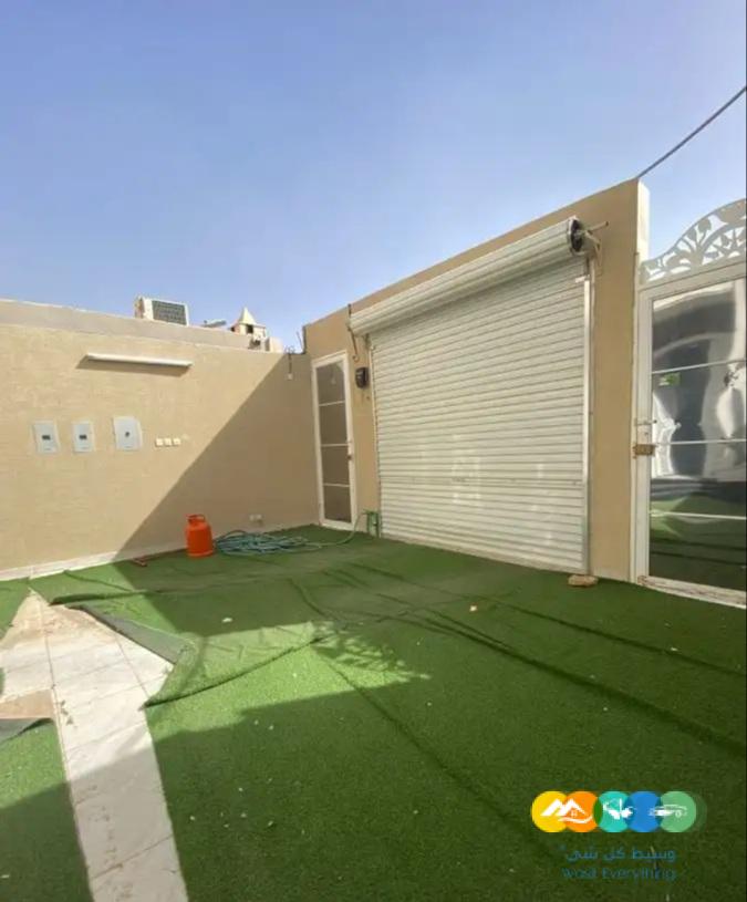 للبيع فله درج صاله وشقتين