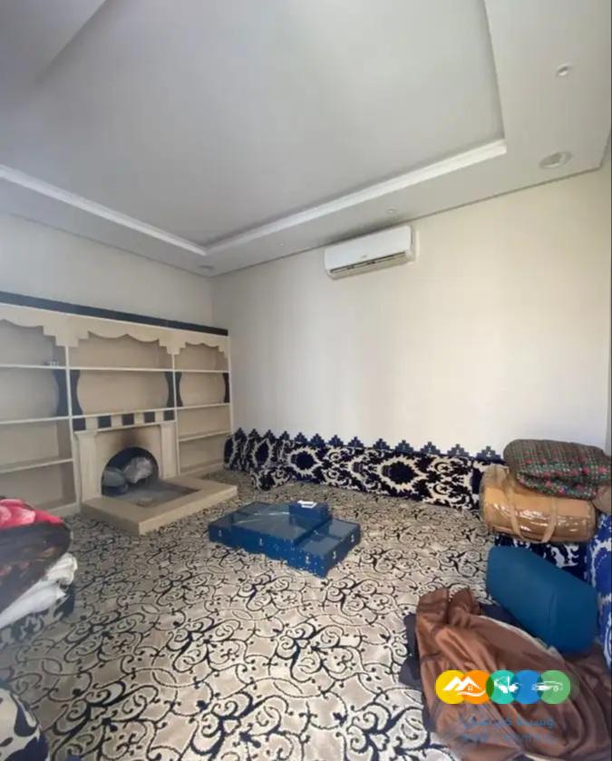 للبيع فله درج صاله وشقتين