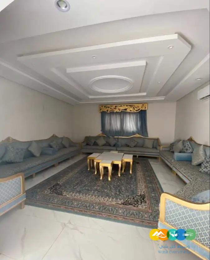 للبيع فله درج صاله وشقتين