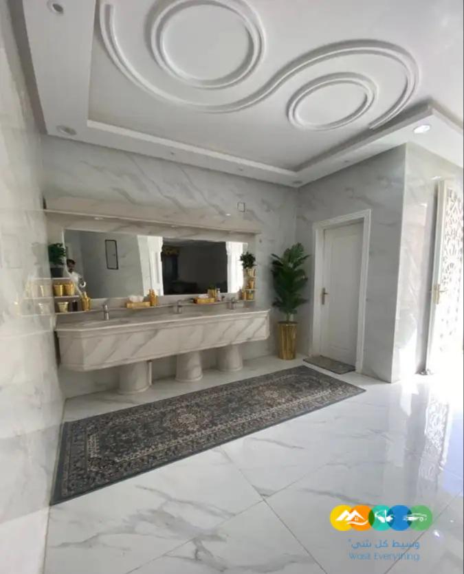 للبيع فله درج صاله وشقتين