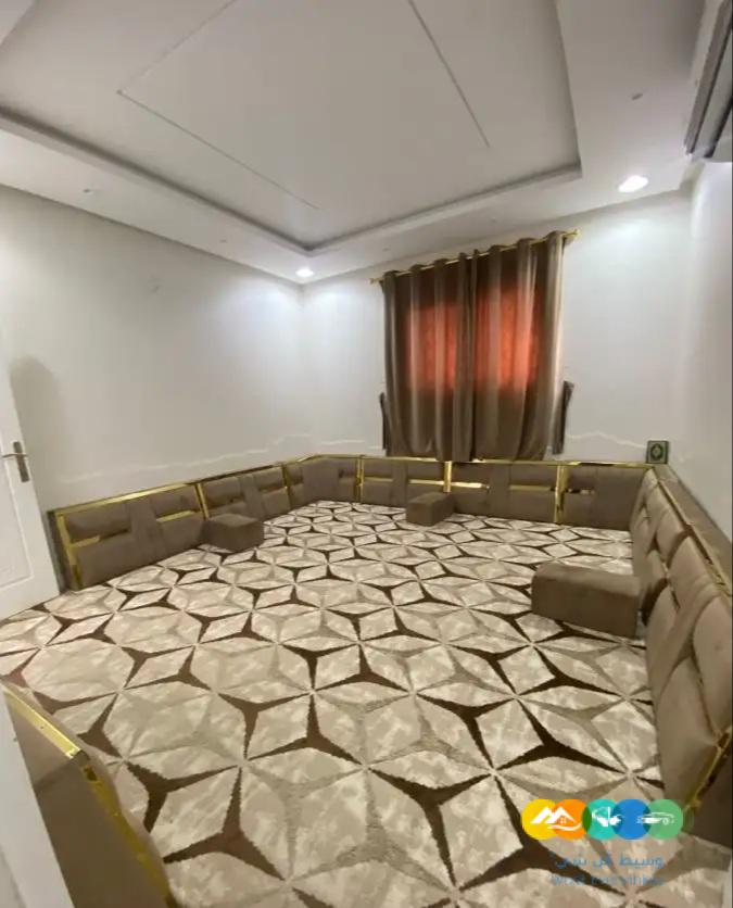 للبيع فله درج صاله وشقتين