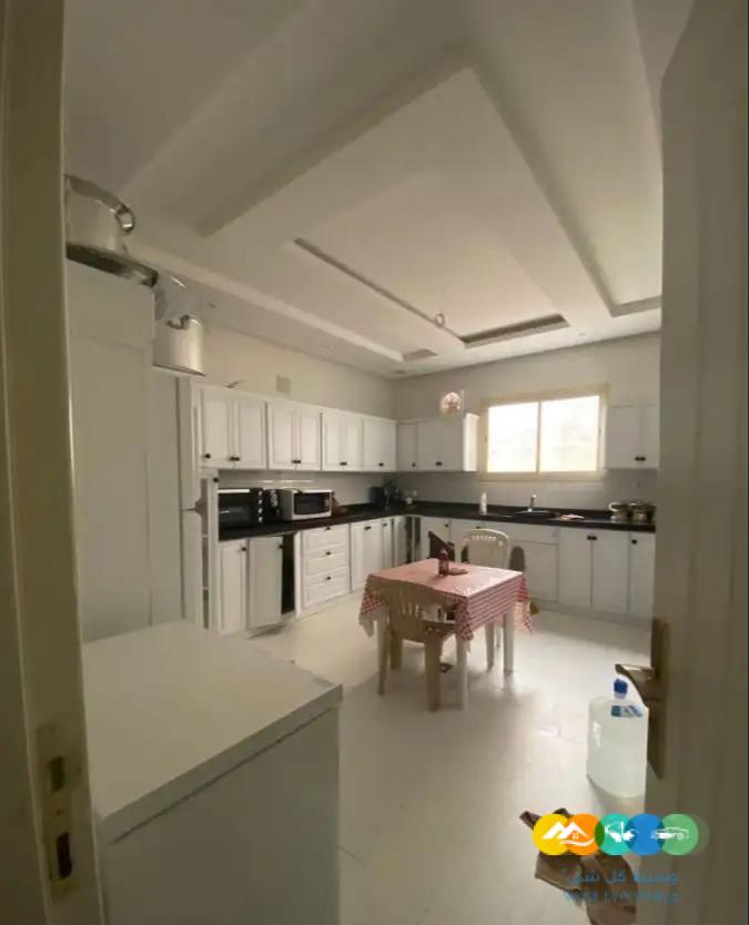 للبيع فله درج صاله وشقتين