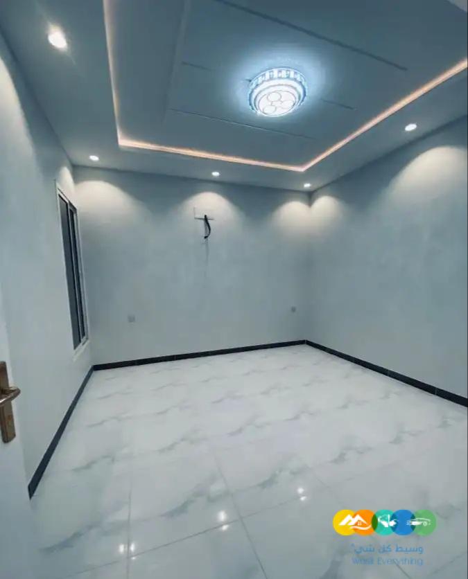 فلل على شارعين دورين وملحق فخمة