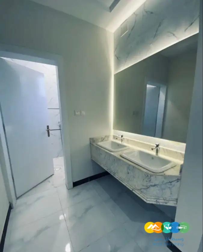 فلل على شارعين دورين وملحق فخمة