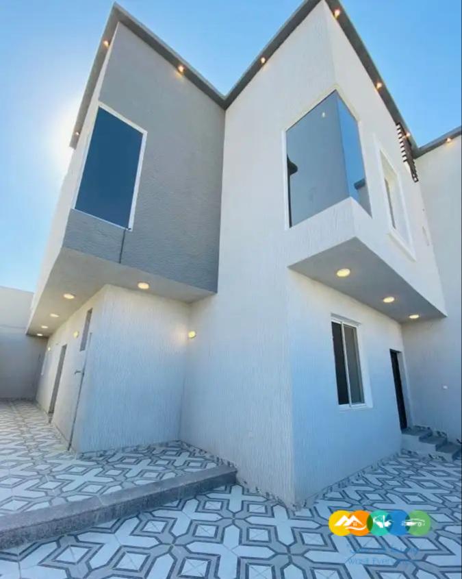 فلل على شارعين دورين وملحق فخمة