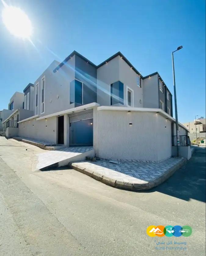 فلل على شارعين دورين وملحق فخمة