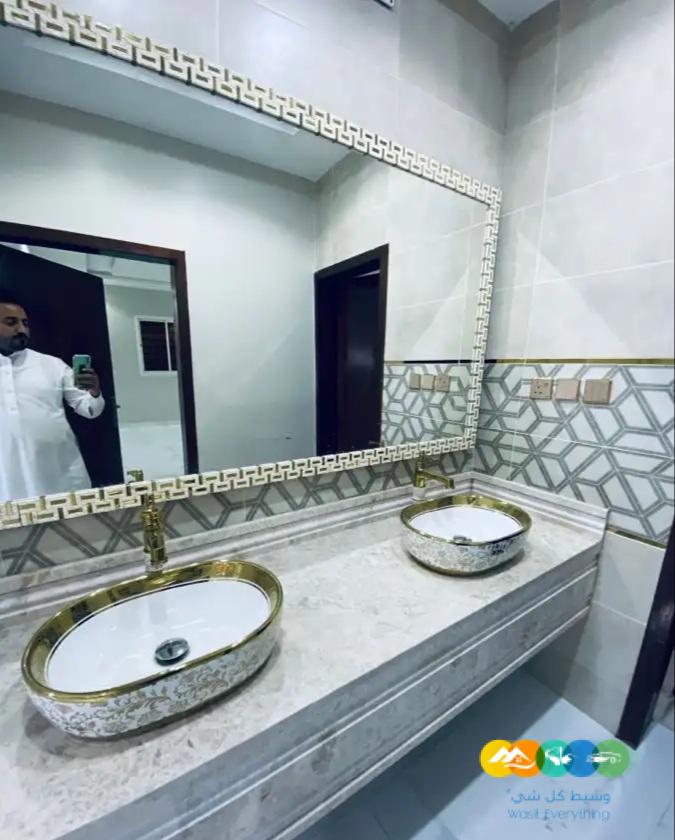 فلل كلاسيكيه مع حديقة وشلالات خارجية