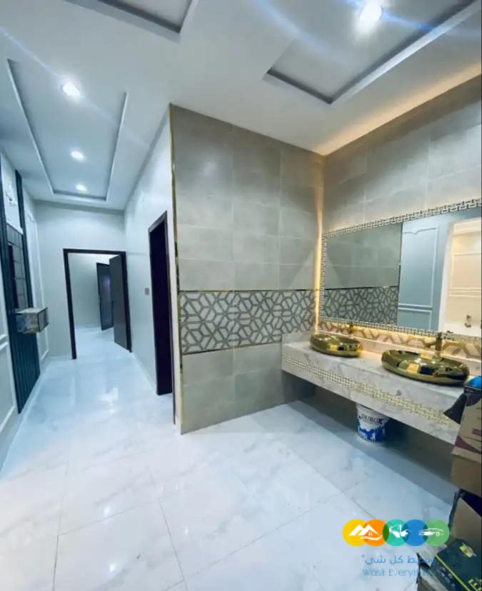 فلل كلاسيكيه مع حديقة وشلالات خارجية