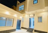 فلل كلاسيكيه مع حديقة وشلالات خارجية