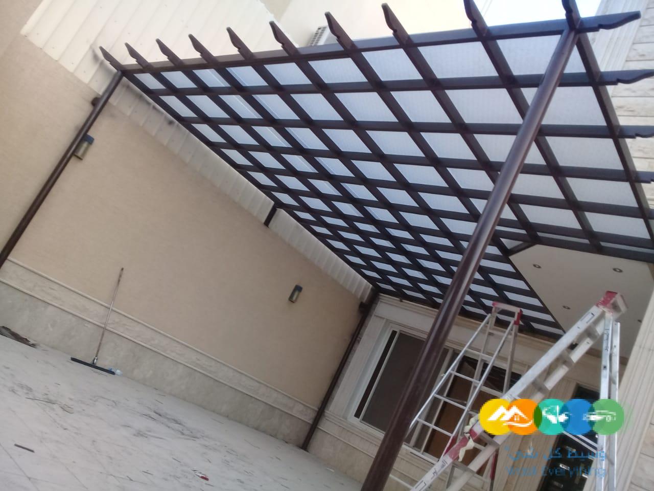 تركيب مظلات حديد على شكل خشب