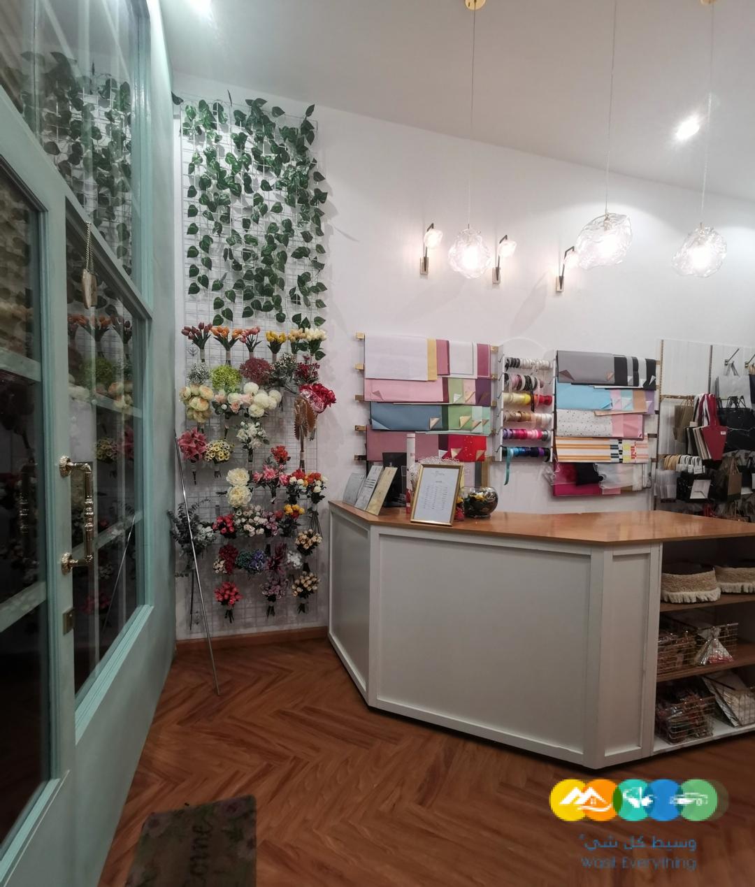 متجر زهور وهدايا معروض للبيع
