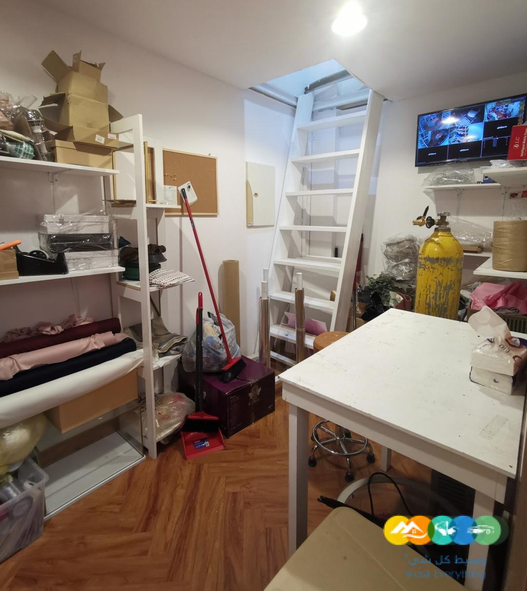 متجر زهور وهدايا معروض للبيع