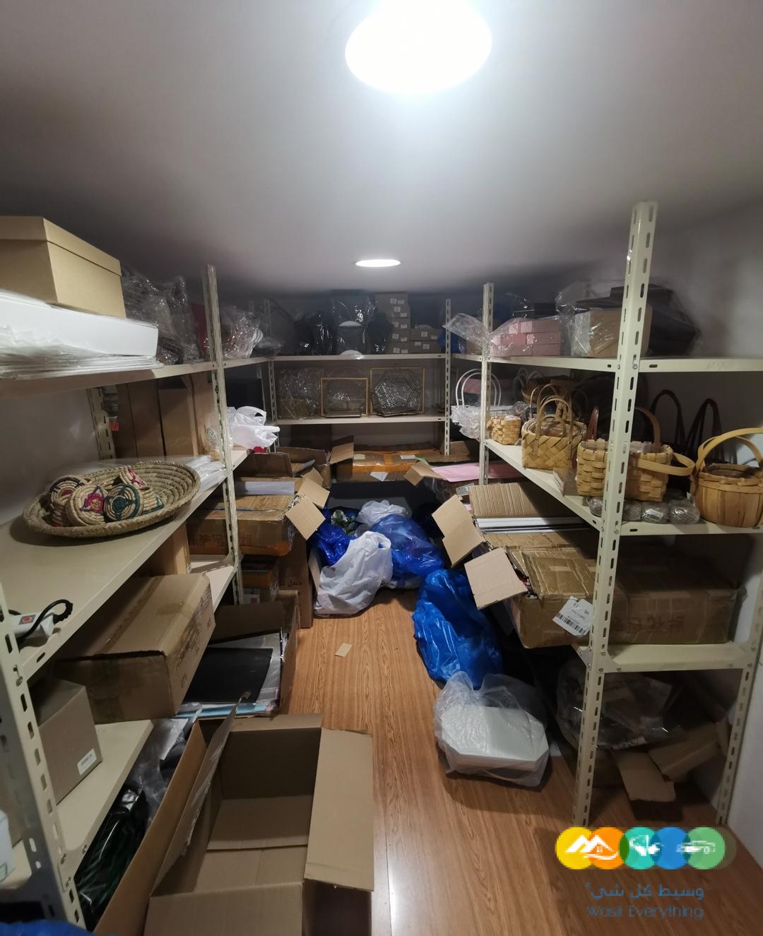 متجر زهور وهدايا معروض للبيع