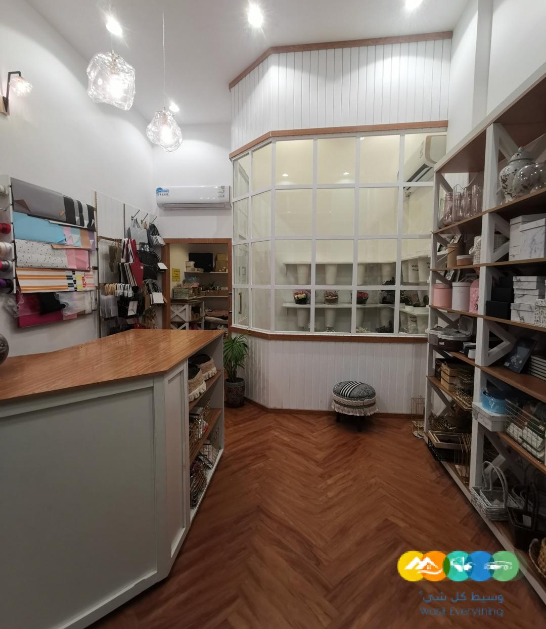 متجر زهور وهدايا معروض للبيع