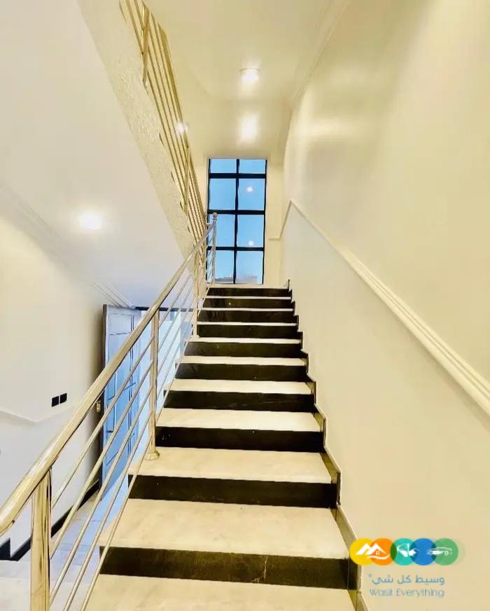 دور ارضي وروف علوي للبيع بحي الموسى