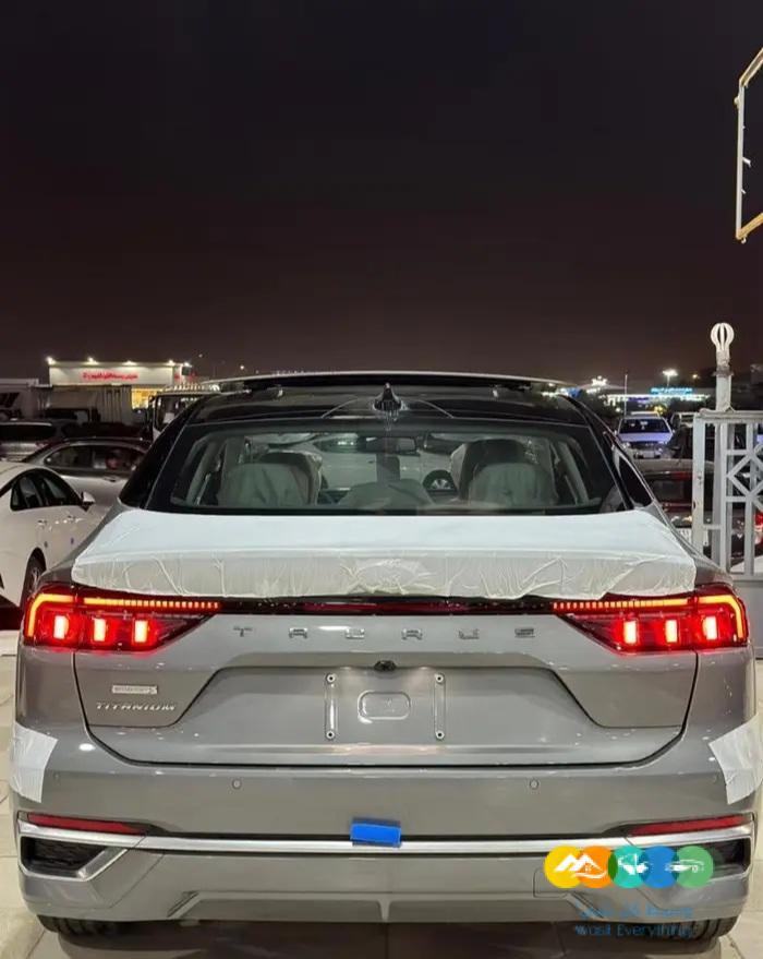 فورد توروس تيتانيوم فل 2023 رمادي وابيض