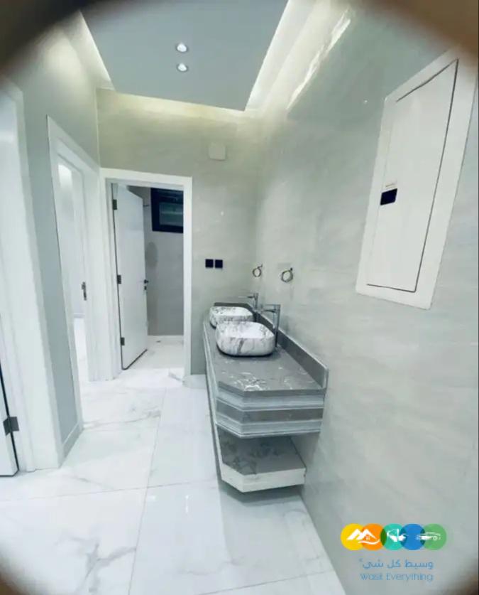 شقق علويه بمداخل مستقله ومصعد راكب وارضيه