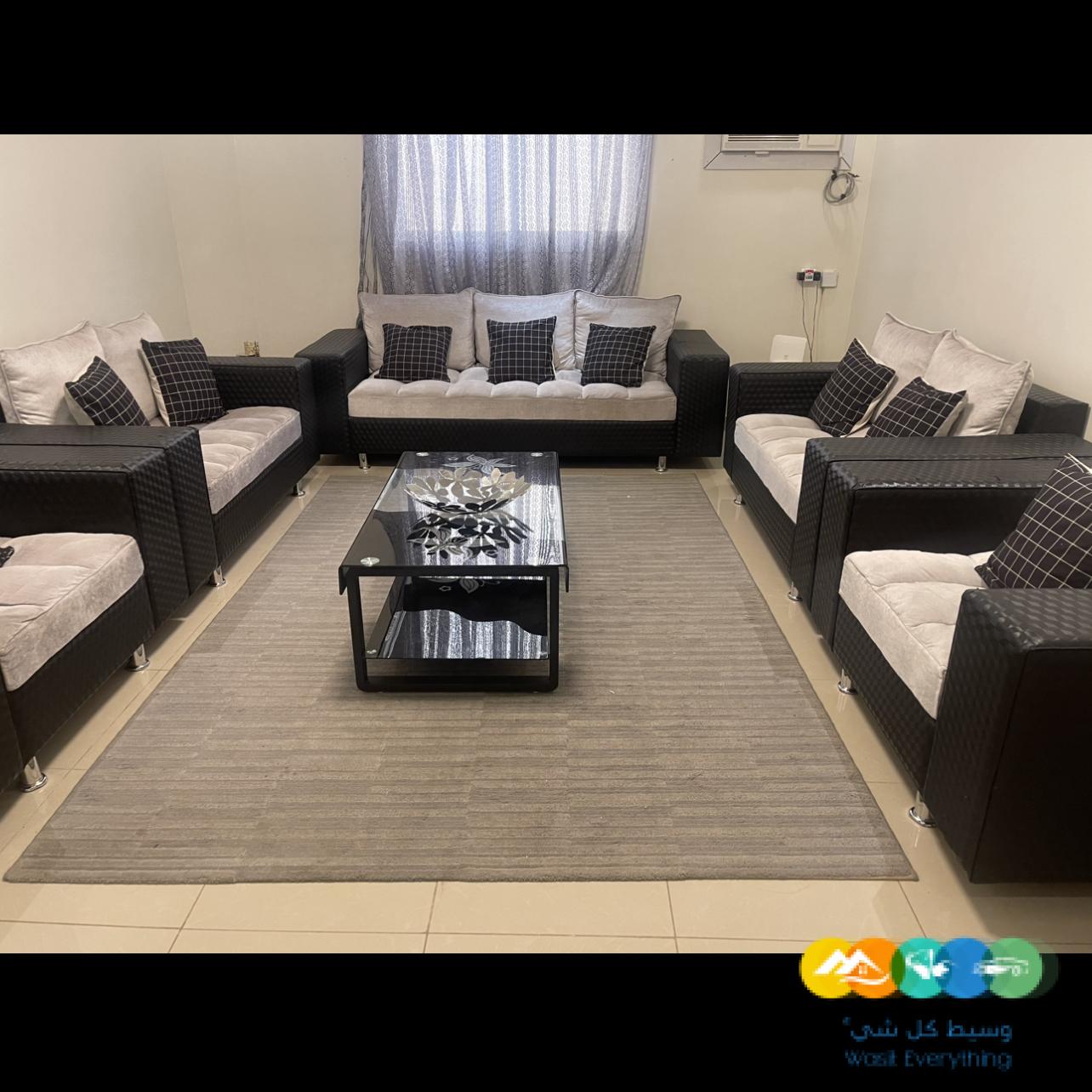 كنب نظييف مع ستاره وطاوله وفرشه ب ١٣٠٠