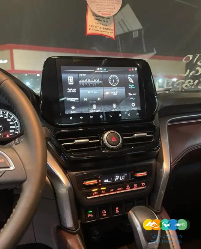 تويوتا اوربان فل كامل سقف اسود 2023