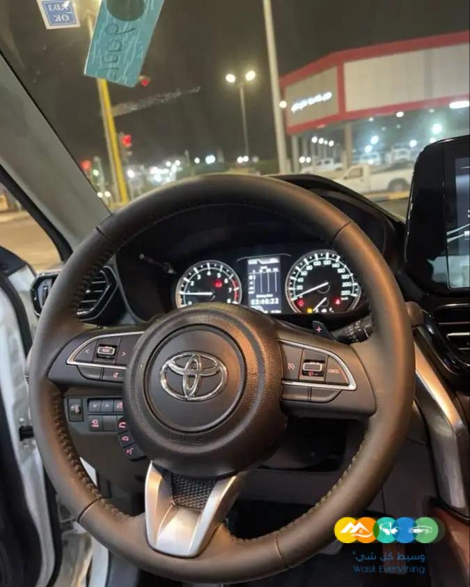 تويوتا اوربان فل كامل سقف اسود 2023