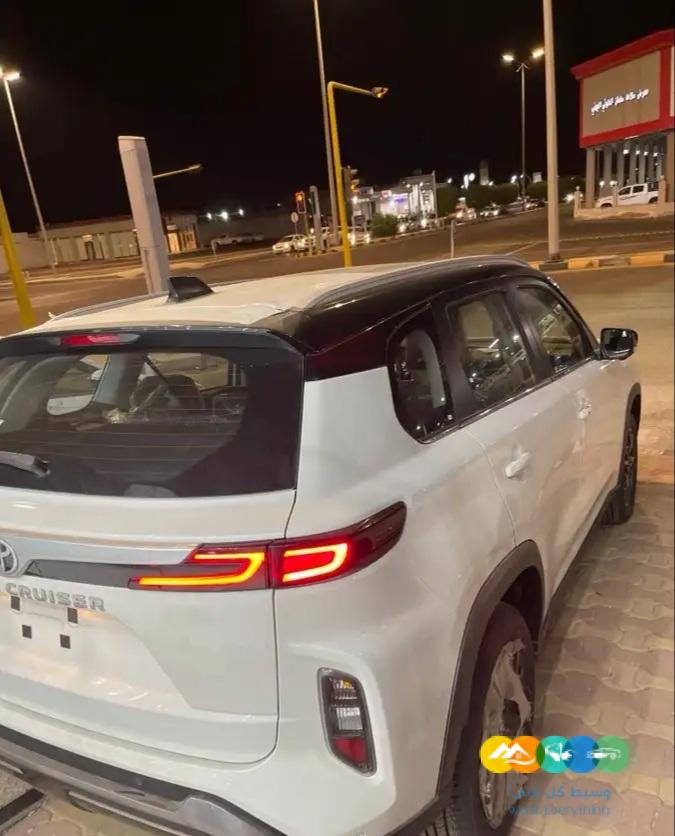 تويوتا اوربان فل كامل سقف اسود 2023