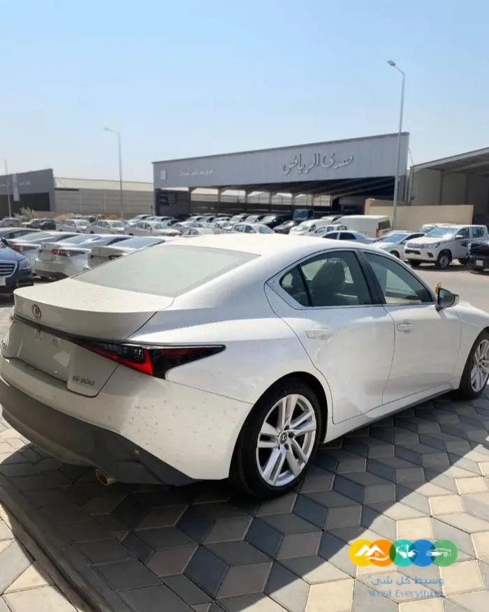 لكزس is 300 فئة AA بنزين 2023