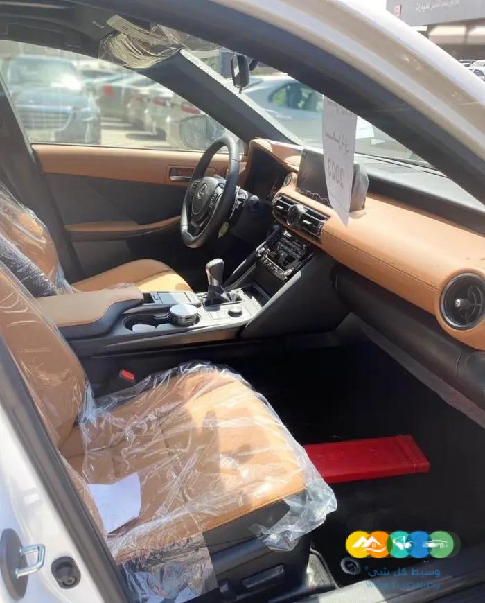 لكزس is 300 فئة AA بنزين 2023