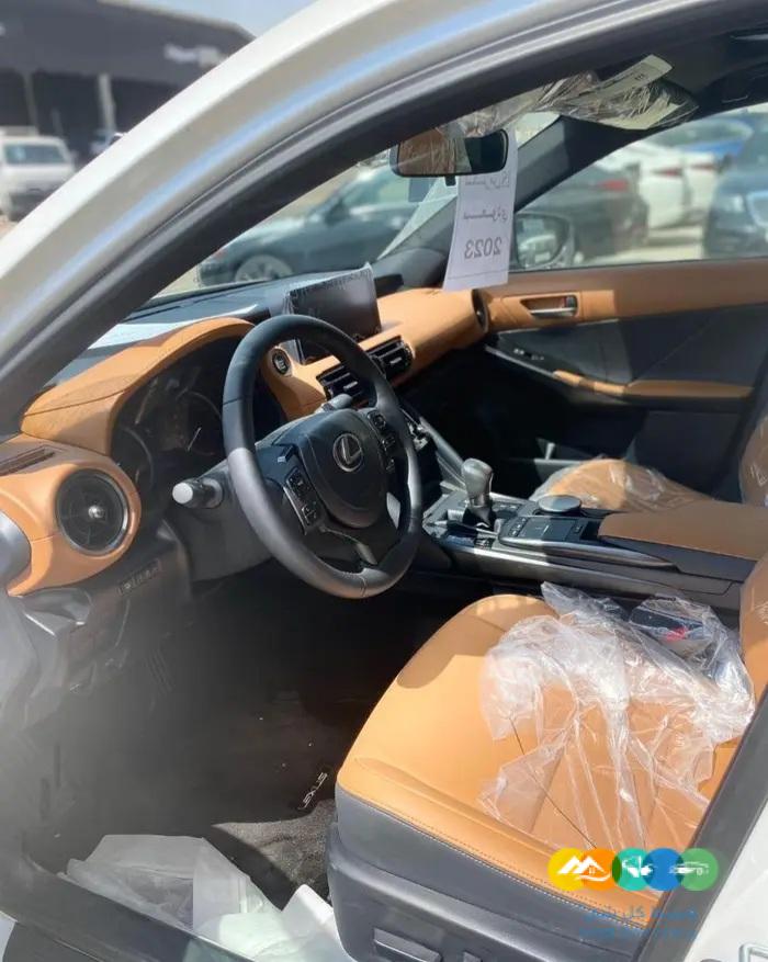 لكزس is 300 فئة AA بنزين 2023