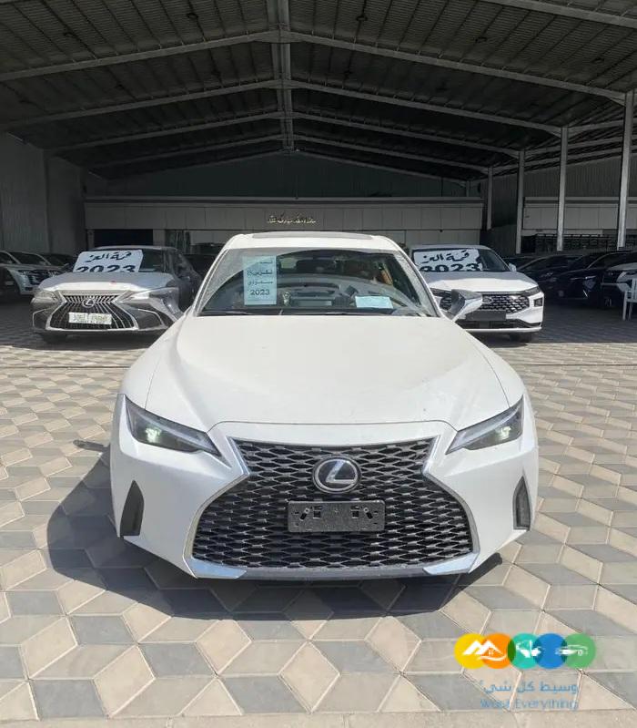 لكزس is 300 فئة AA بنزين 2023