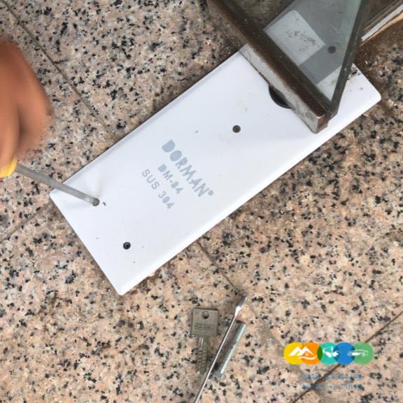 صيانه الابواب الزجاج السكريت وتركيب الزجاج في