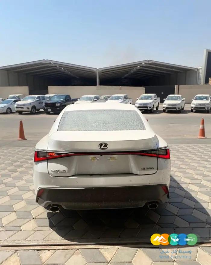 لكزس is 300 فئة AA بنزين 2023