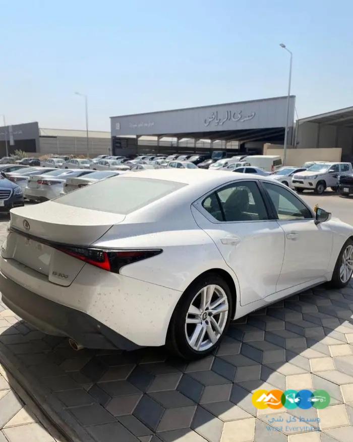 لكزس is 300 فئة AA بنزين 2023