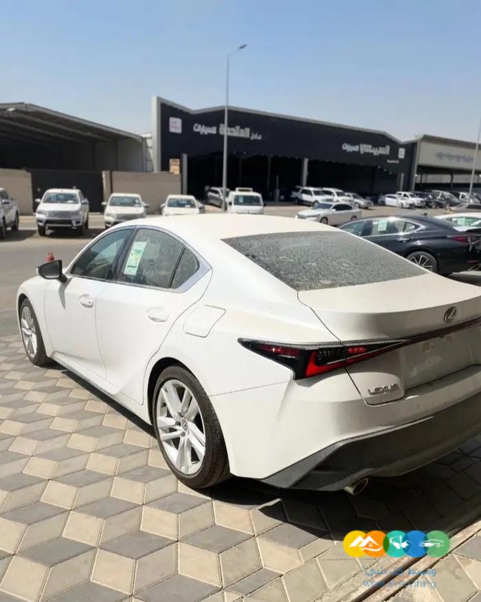 لكزس is 300 فئة AA بنزين 2023