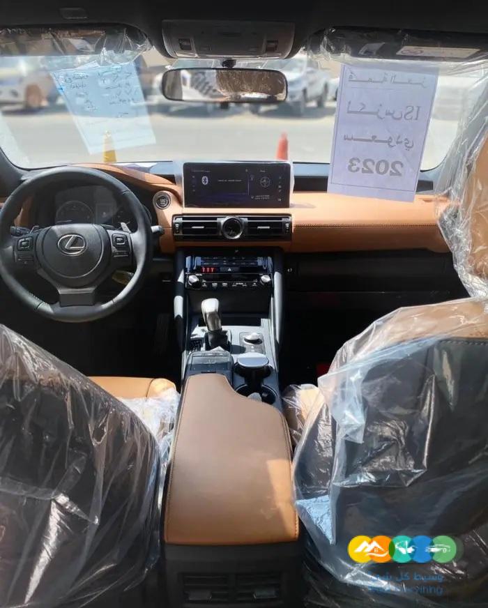 لكزس is 300 فئة AA بنزين 2023