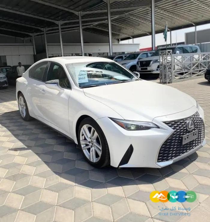 لكزس is 300 فئة AA بنزين 2023