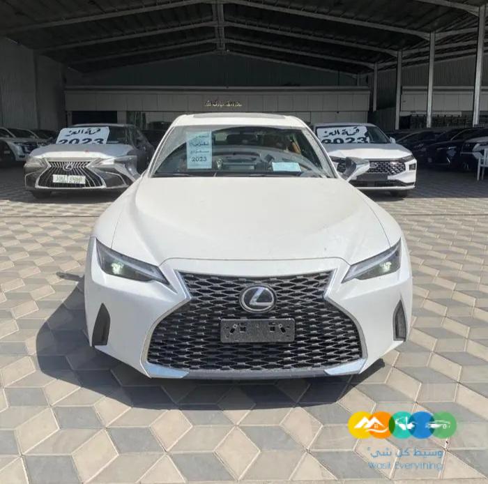 لكزس is 300 فئة AA بنزين 2023