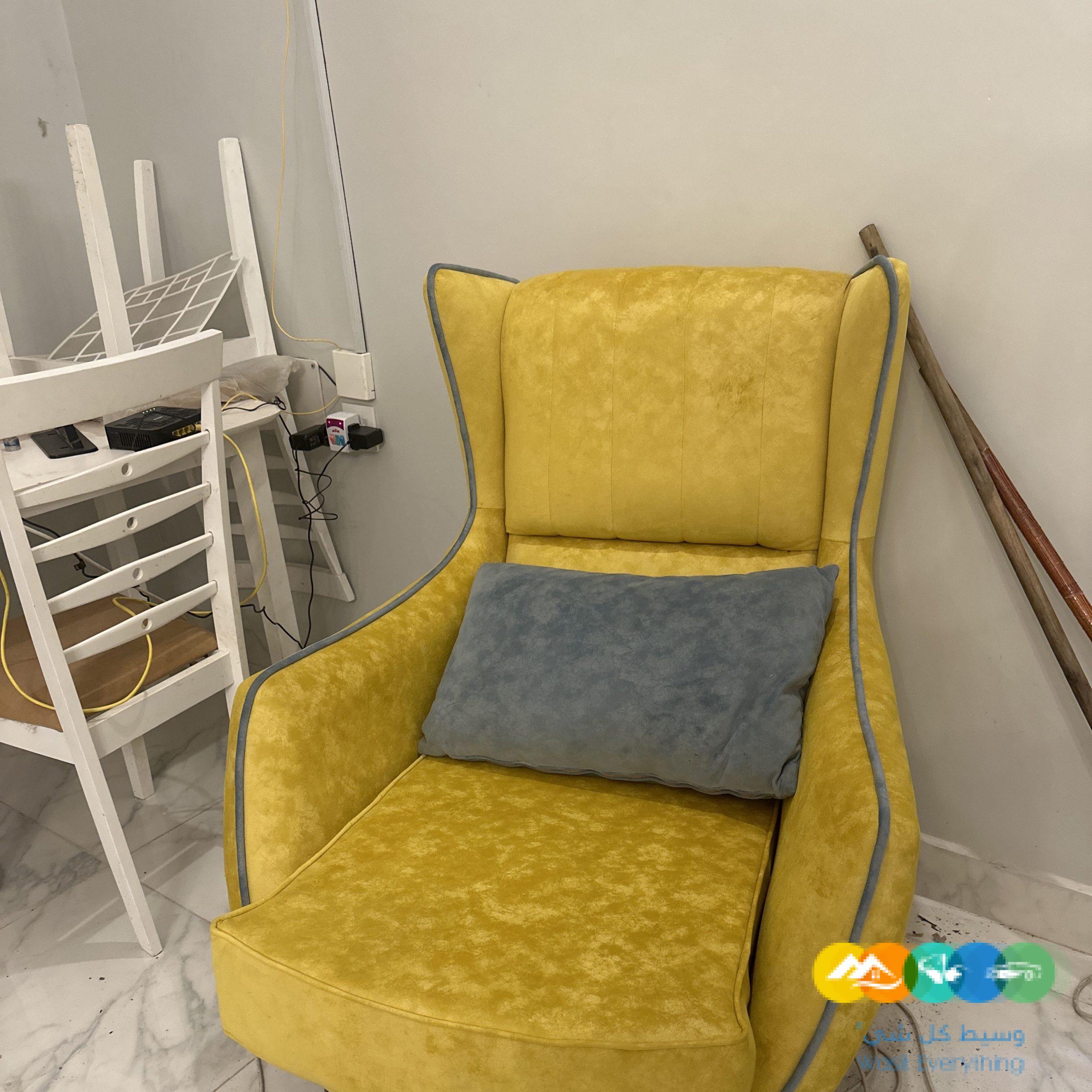 كنب اربع قطع نظيف جداً قطعتان كبيرة وكرسيين